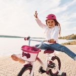 niña en bici