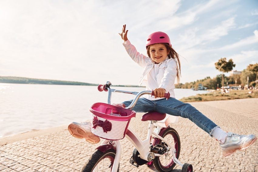 niña en bici